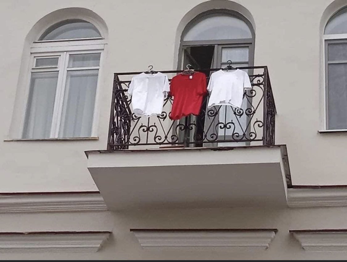 ianbremmer's tweet photo. Lukashenko ordered all red and white (pro-democracy) Belarus flags removed from buildings. So the people are making do... ht @ValzhynaMort https://t.co/yES2REVB2C