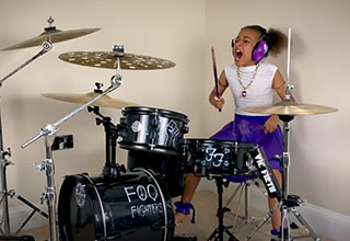 grohl_official's tweet photo. Pleased to announce the new Line-Up for Foo Fighter's next tour
Nandini Bushell will be replacing Taylor Hawkins on drums https://t.co/oh2NLiKFMq