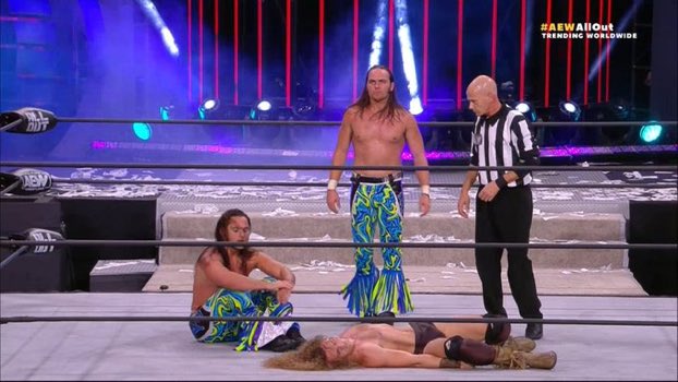 Más Lucha on Twitter: "#AEWAllOut: The Young Bucks se impusieron a Jurassic Express en buena lucha https://t.co/C1gaLI6HvW" / Twitter