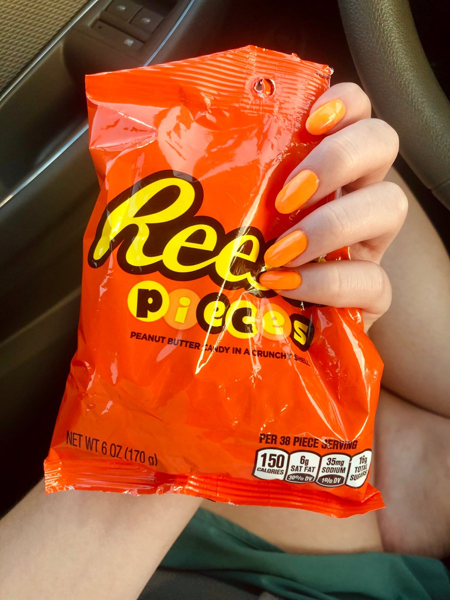 mcbethkate's tweet photo. I get more joy out of painting my nails every Saturday than I have any right to 🍊 #flossgloss https://t.co/n7l4wsg2ku