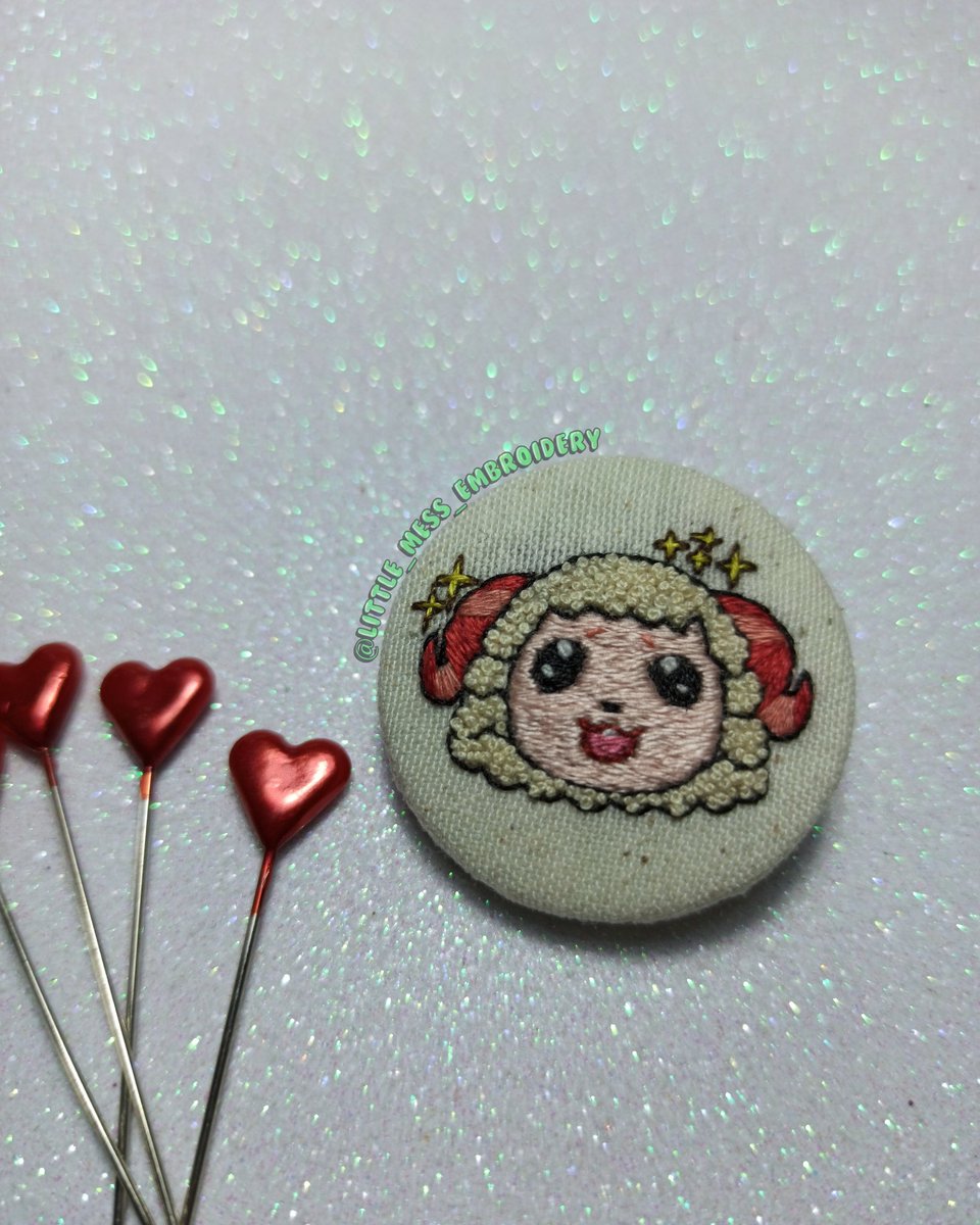 AntoniaHARII's tweet photo. ✨ Fibrilo ✨
Pin de 3cm, con micro nudo francés, bordado con una hebra y mucho amor.
#AnimalCrossingNewHorizons #Fibrilo #Embroidery https://t.co/7BiQOhdux8