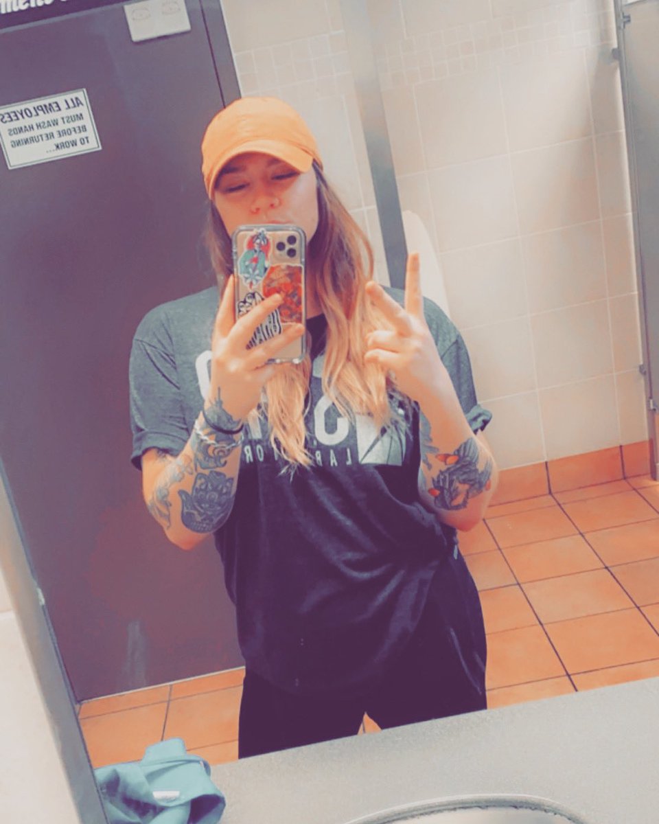 MasonWhittytay's tweet photo. Idk why my peace sign looks like that but still digging my look today lol 🤘🏻✌🏻😂🤦🏻‍♀️ https://t.co/U5jql9bLWH