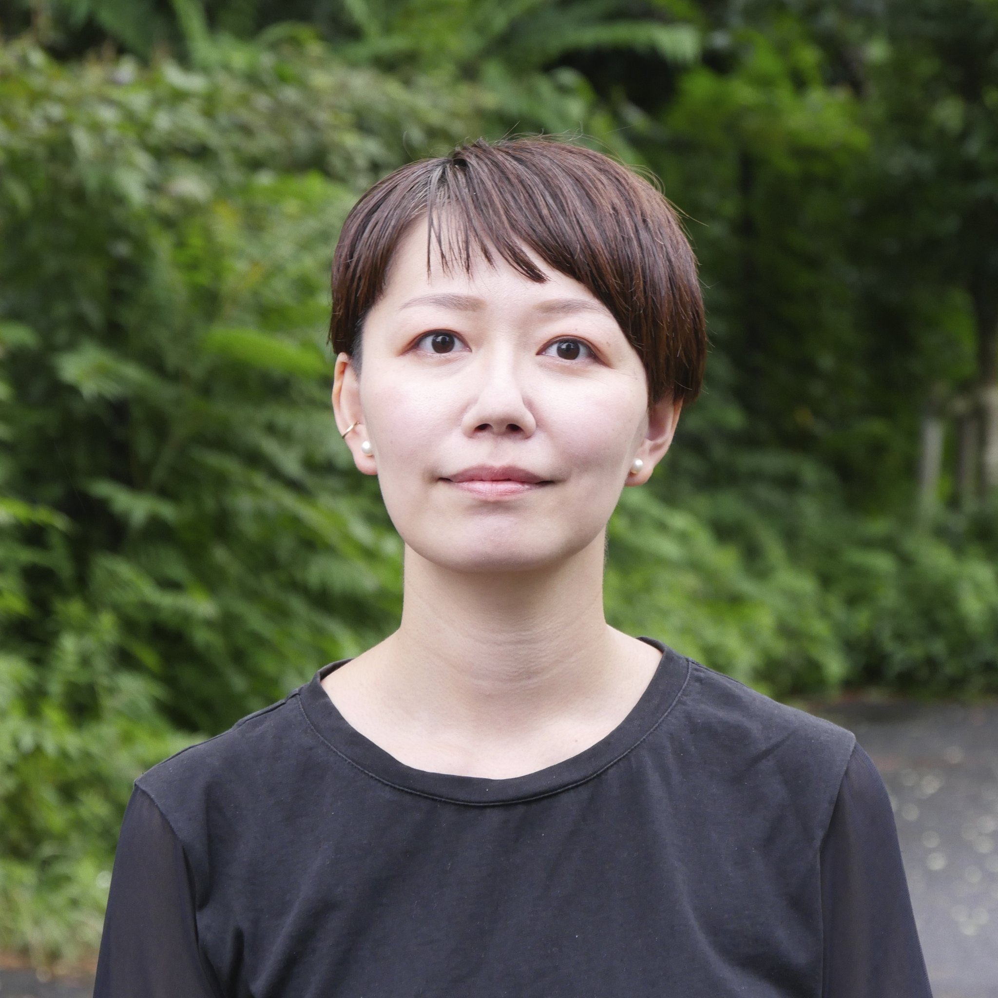 東京で 国 境をこえる Beyond Invisible Borders 事務局メンバー紹介 三上悠里 グラフィックデザイナー 08年 武蔵野美術大学視覚伝達デザイン学科卒 広告会社 デザイン事務所を経て17年独立 現代美術 演劇 教育 ソーシャルデザインなど