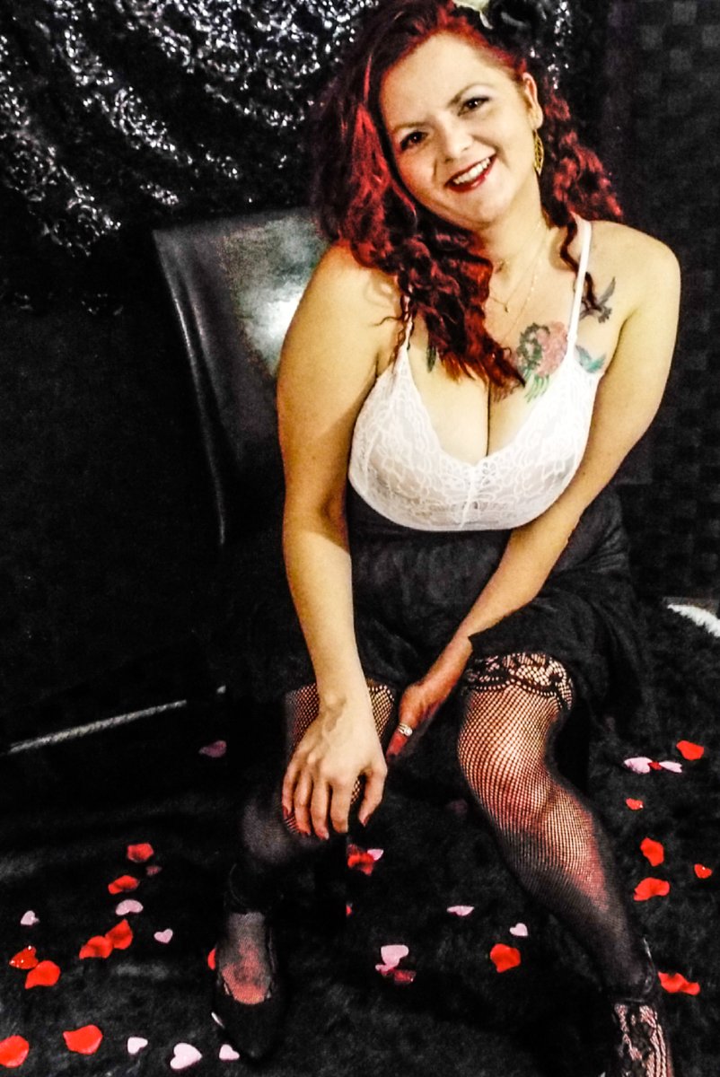 1CurvyRedHead's tweet photo. Bouncing bouncing oh the joys of being a top heavy curvy pinup model.
#curvypinup #altmodel #boudoirphotos 
#eroticpoetry #onlyfans 

https://t.co/58YgyFgKI8 https://t.co/N4E5UShqFd