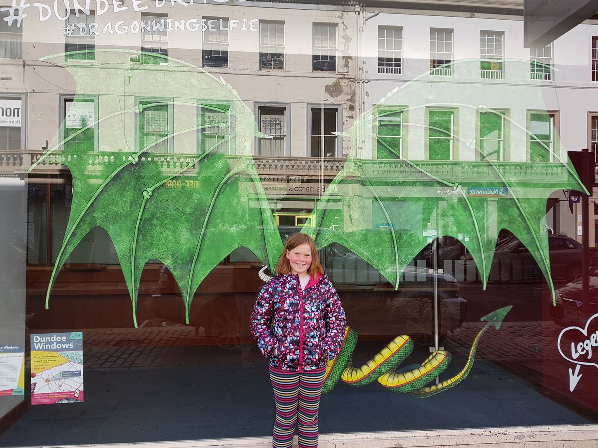 Found 4 of the #Dundeewindows today. The bairn loves an art hunt!