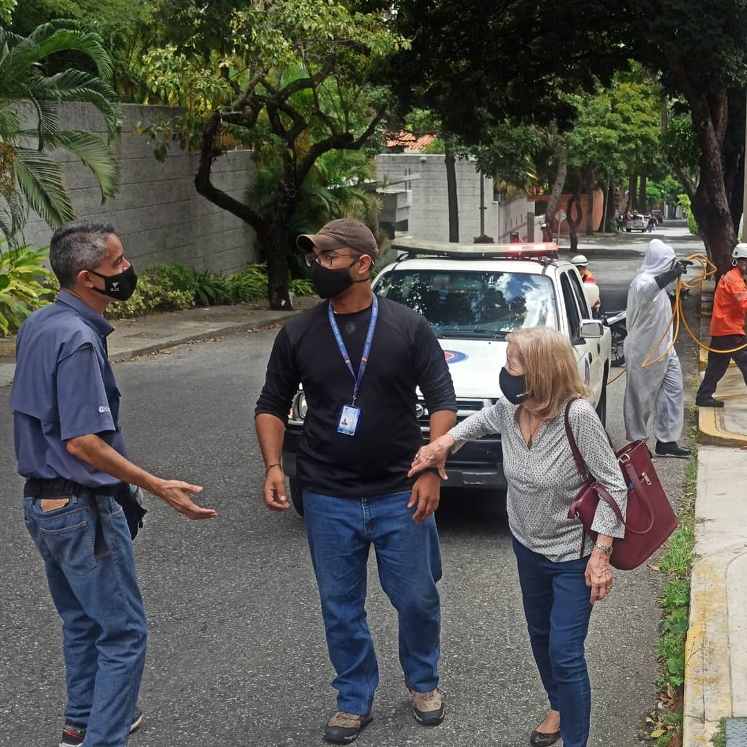 Hoy #Sábado #5Sep seguimos apoyando a <a href="/Chacao/">Alcaldía de Chacao</a> con el programa “Unidos por Chacao" En este caso participamos en la fumigación en La Castellana Avenida Mohedano en compañía de Director de Justicia Municipal Danny González y el Coordinador Oswaldo Otaiza. Seguimos trabajando