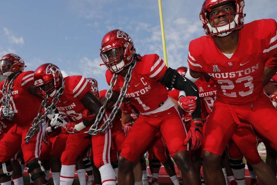 TaiLeonard9's tweet photo. Extremely blessed to recieve my first scholarship and offer from the University of Houston!! #GoCoogs @CoachBigBrown @ShaunWynn10 @NSSH_Mustangs https://t.co/d9Cx2lCUYa