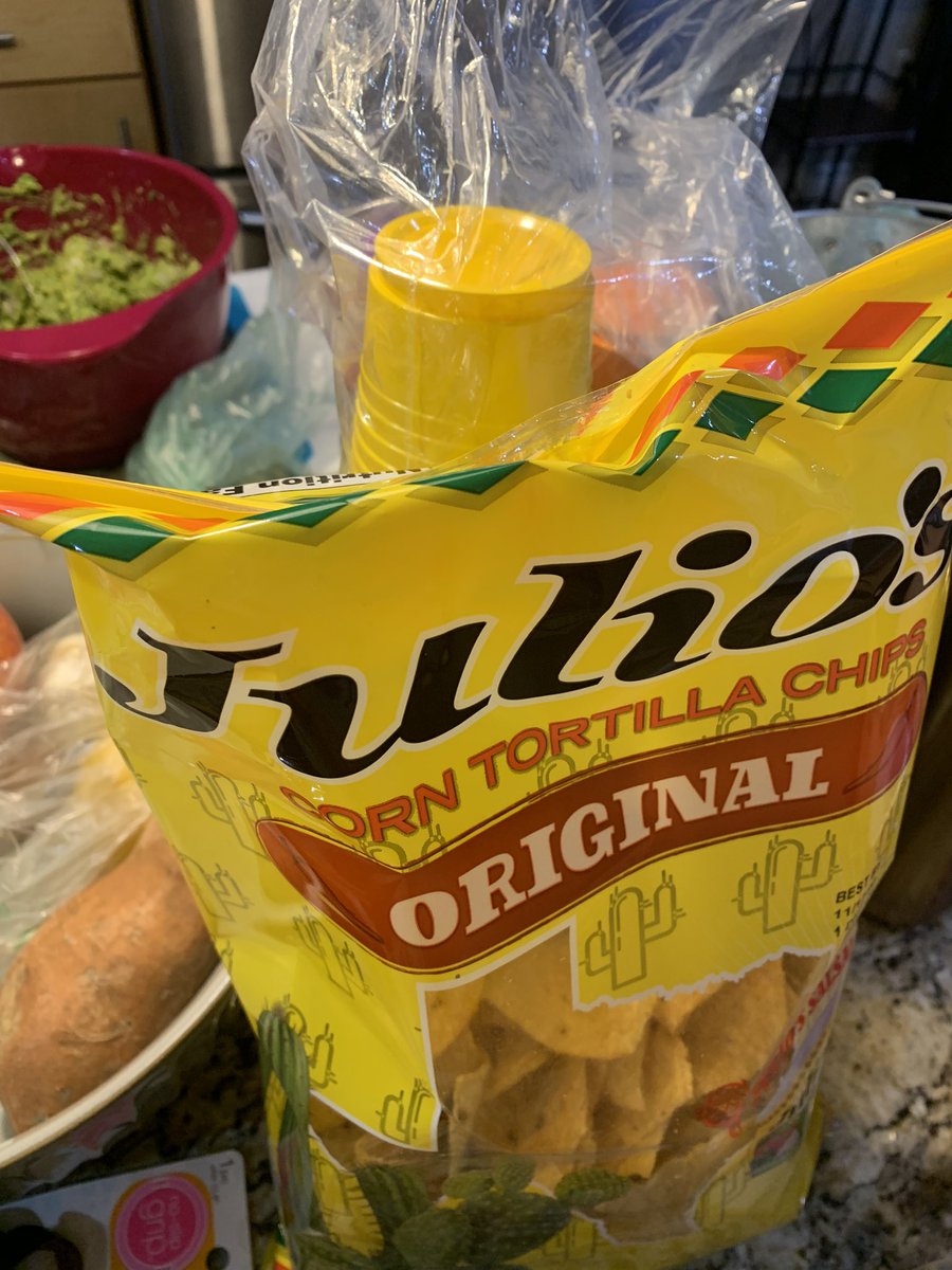nicoledela's tweet photo. Yoooooo why are your bags of chips so sad @JuliosChips #morechipsplease https://t.co/ye7aDNUt0H