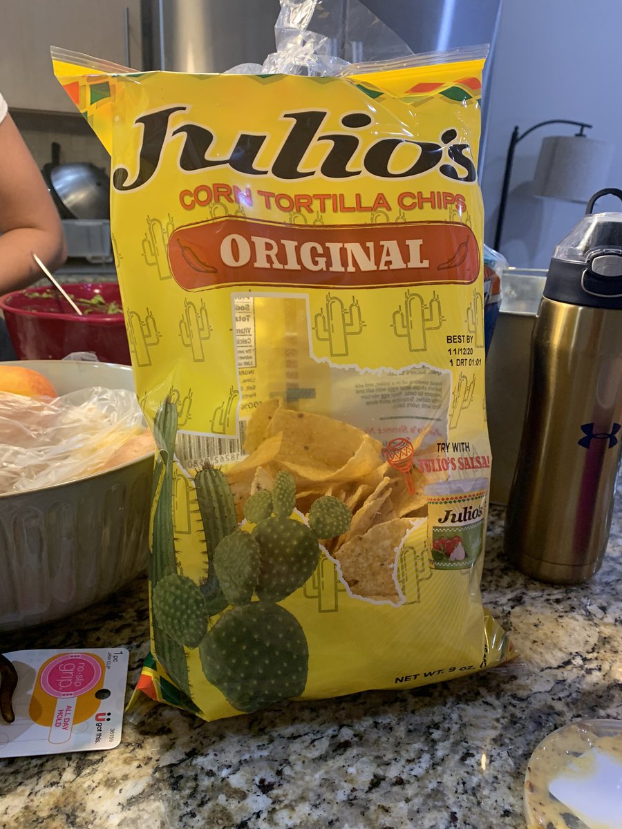 nicoledela's tweet photo. Yoooooo why are your bags of chips so sad @JuliosChips #morechipsplease https://t.co/ye7aDNUt0H