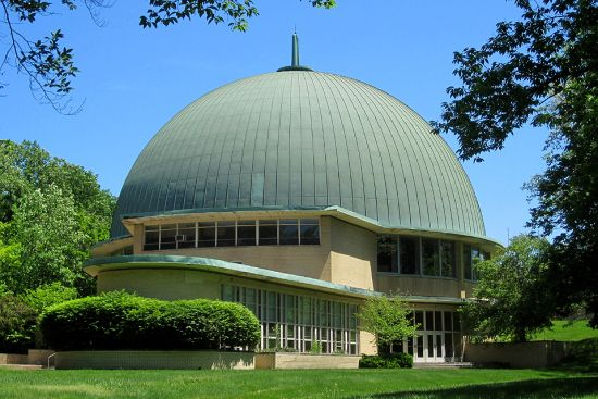 The Anshe Emeth Beth Tefilo Synagogue was built in 1950 in Cleveland, Ohio.The 30 metre dome was the 3rd largest in America and represents the unity of Heaven and Earth. [It looks like a boob]