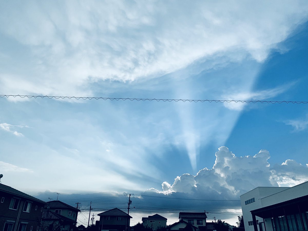 そういえば昨日の空がキレイすぎてiPhoneだけど一年ぶりくらいに写真撮った😌写真好きだ