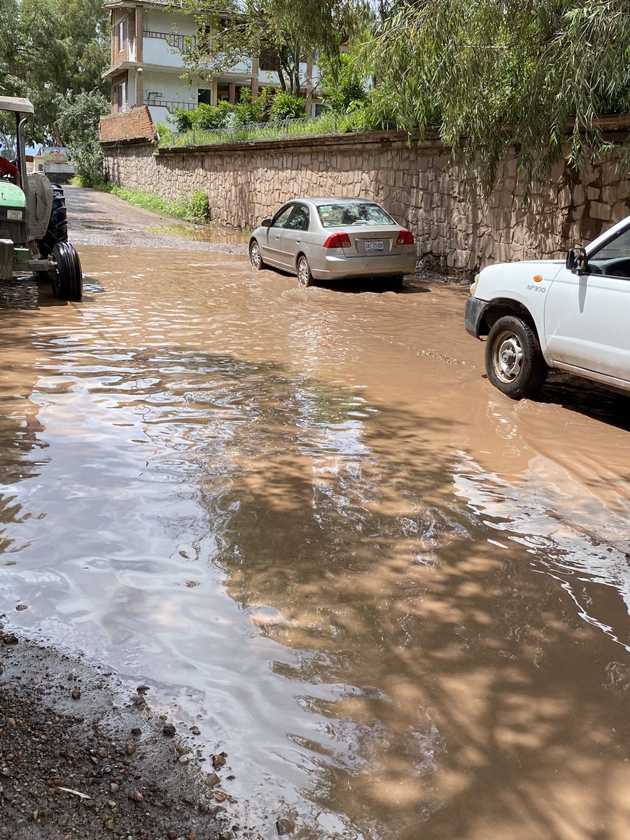 rogersa7's tweet photo. Q lastima q la misma gente tenga q tratar de tapar los cráteres o mega baches !!! Por q los que deberían nomás no ! O como no hay feria no lo pelan camino a Dolores Hidalgo bajando de carr a Mexico @Vargasquinones @ObrasPublicasDG @JuanJose_SAMA @canal10durango https://t.co/D6foCz0Jqk