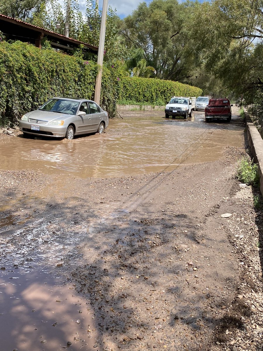 rogersa7's tweet photo. Q lastima q la misma gente tenga q tratar de tapar los cráteres o mega baches !!! Por q los que deberían nomás no ! O como no hay feria no lo pelan camino a Dolores Hidalgo bajando de carr a Mexico @Vargasquinones @ObrasPublicasDG @JuanJose_SAMA @canal10durango https://t.co/D6foCz0Jqk