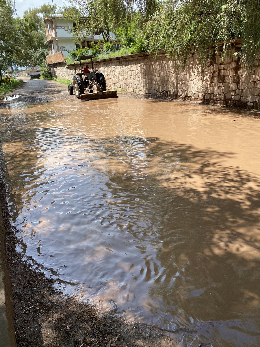 rogersa7's tweet photo. Q lastima q la misma gente tenga q tratar de tapar los cráteres o mega baches !!! Por q los que deberían nomás no ! O como no hay feria no lo pelan camino a Dolores Hidalgo bajando de carr a Mexico @Vargasquinones @ObrasPublicasDG @JuanJose_SAMA @canal10durango https://t.co/D6foCz0Jqk