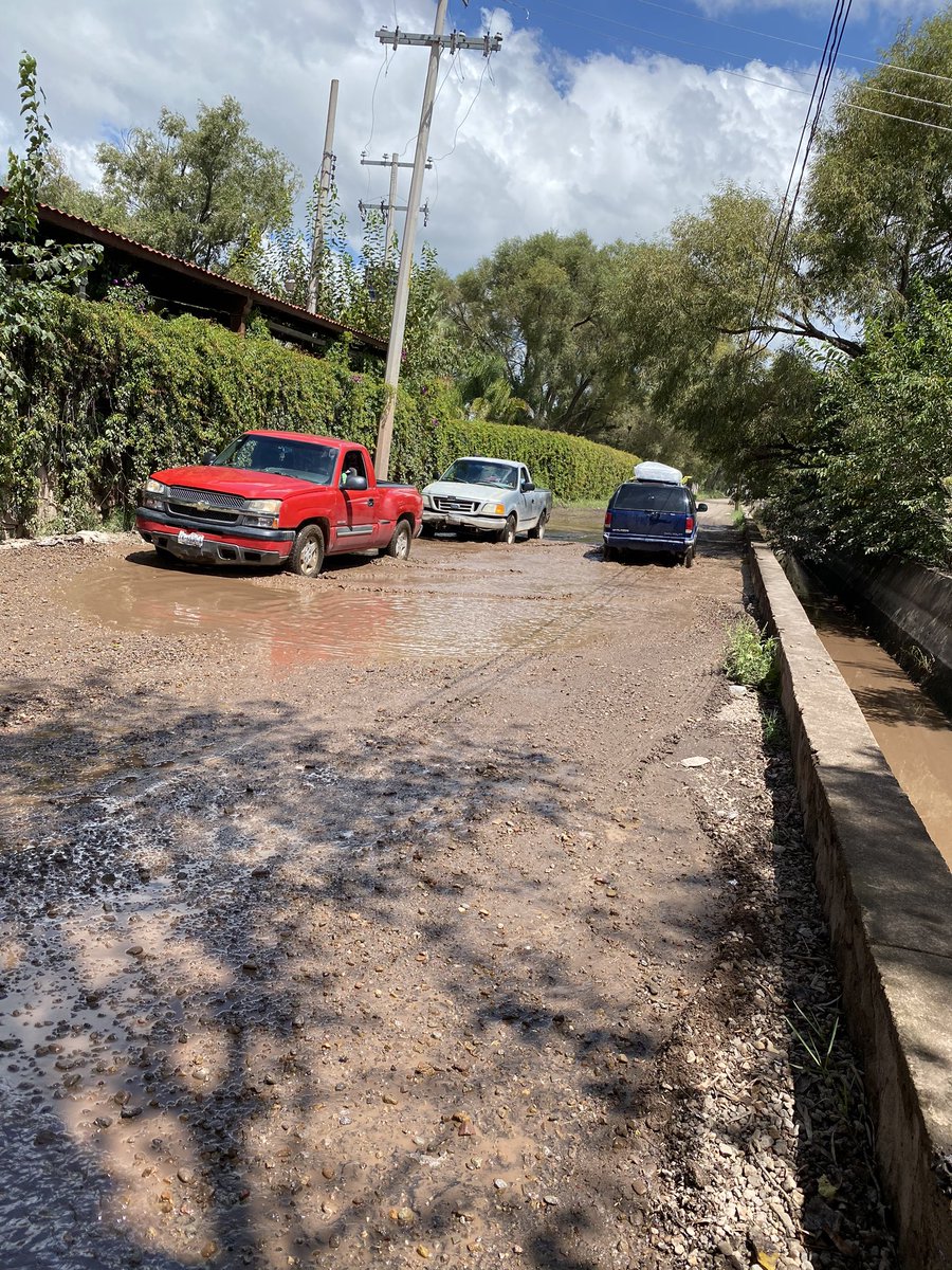 rogersa7's tweet photo. Q lastima q la misma gente tenga q tratar de tapar los cráteres o mega baches !!! Por q los que deberían nomás no ! O como no hay feria no lo pelan camino a Dolores Hidalgo bajando de carr a Mexico @Vargasquinones @ObrasPublicasDG @JuanJose_SAMA @canal10durango https://t.co/D6foCz0Jqk