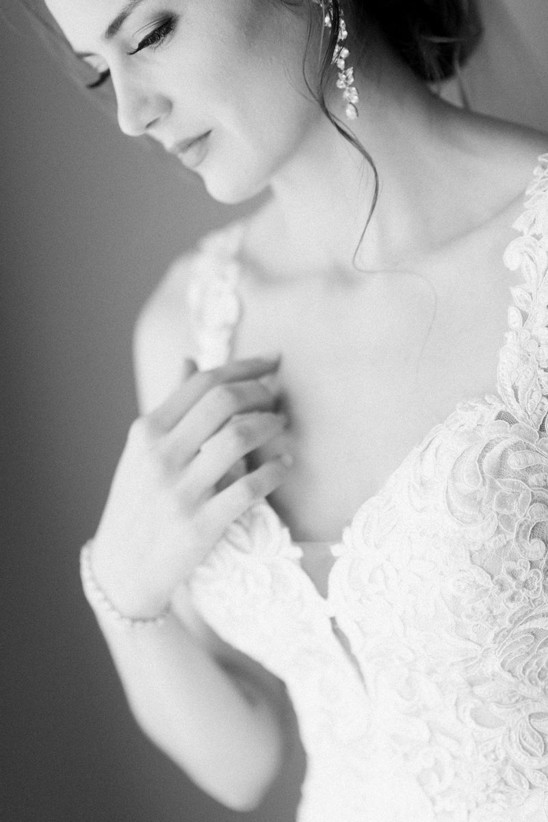 johnlyonsphoto's tweet photo. We are working on Emily and Dane's beautiful and elegant wedding and I had to share a couple of my favourite photos. And - another Colour VS B&amp;W challenge! Swipe  👈 to see the black and white version and let me know in the comments which version you prefer! 

#johnlyonsweddings https://t.co/JaLE33ZWm7