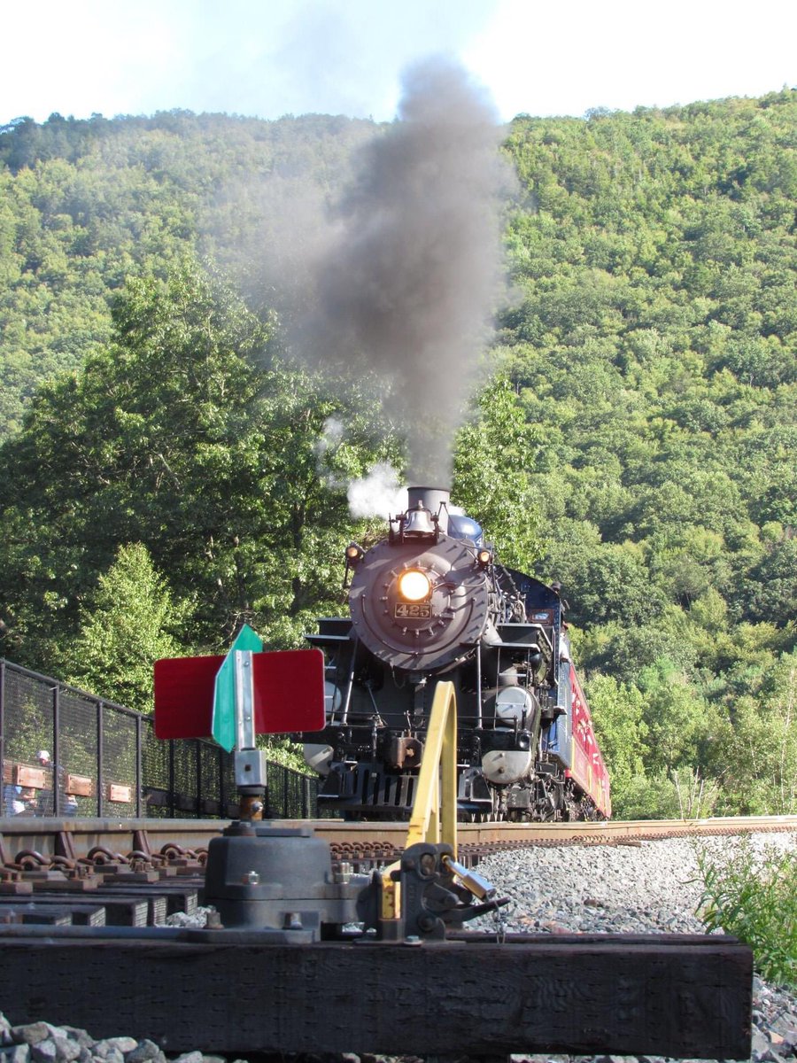 action_set's tweet photo. Fun times in the Lehigh gorge today with 4 & a quarter! Can’t wait to see what tommorow and Monday will bring! Here 425 begins the journey again to penn haven, after stopping to throw the switch a the nesquehoning junction! #readingandnorthern #rbmn425 #steam #steamtrain https://t.co/C4x2Hyhpey
