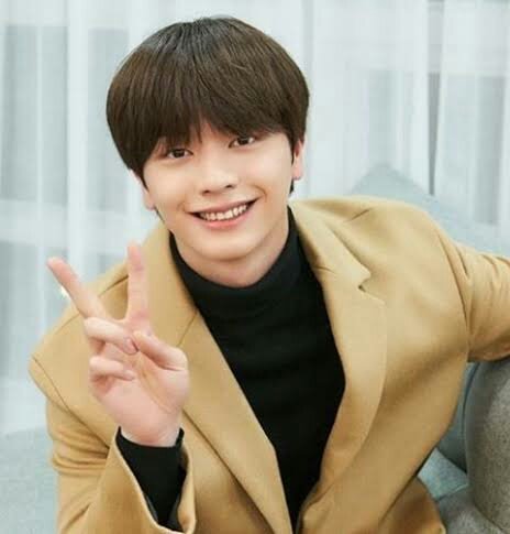 «30 Day Bias Challenge»D-19 - Bias doing peace sign #SUNGJAE  #성재  #BTOB  #비투비