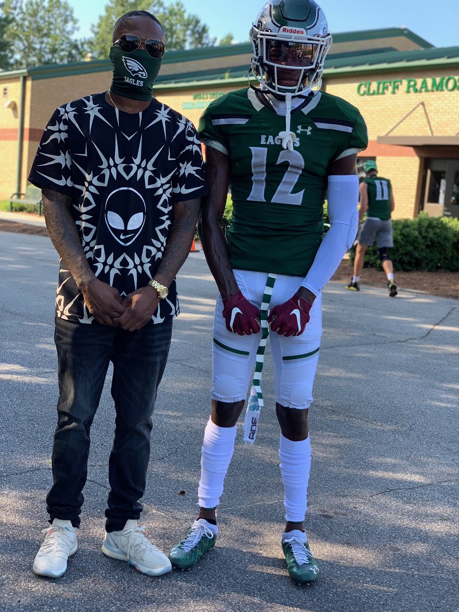 TravisHunterJr's tweet photo. First time my dad seen me play in 4 years🩸❤️ @RecruitGeorgia @ChadSimmons_ @Coach_MWoodson @GregoryLenny @coachTWoff @Frfountain2002 https://t.co/ySHubuFt6j