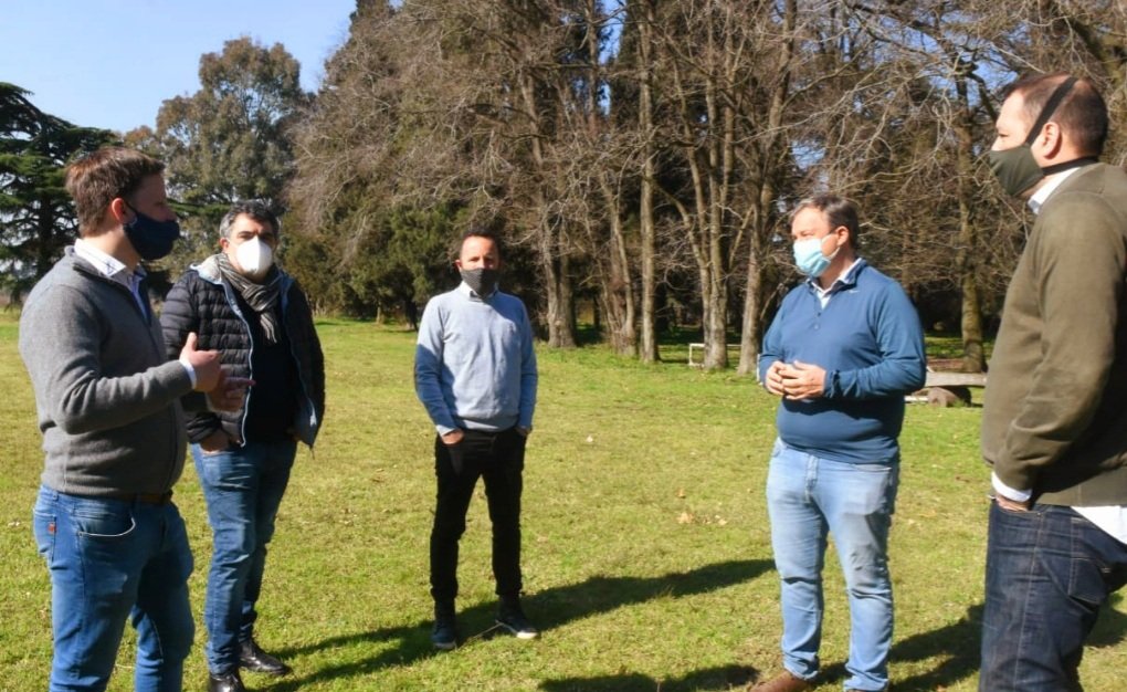 PabloFloresOk's tweet photo. En el Hogar "El Alba" de Ministro Rivadavia, partido de Almirante Brown, compartimos junto a los niños y niñas una tarde de juegos y regalos, junto al compañero intendente @CascallaresPJ https://t.co/DnqzvapgYv