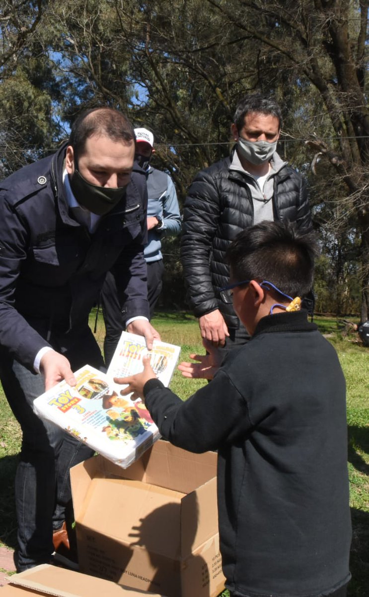 PabloFloresOk's tweet photo. En el Hogar "El Alba" de Ministro Rivadavia, partido de Almirante Brown, compartimos junto a los niños y niñas una tarde de juegos y regalos, junto al compañero intendente @CascallaresPJ https://t.co/DnqzvapgYv