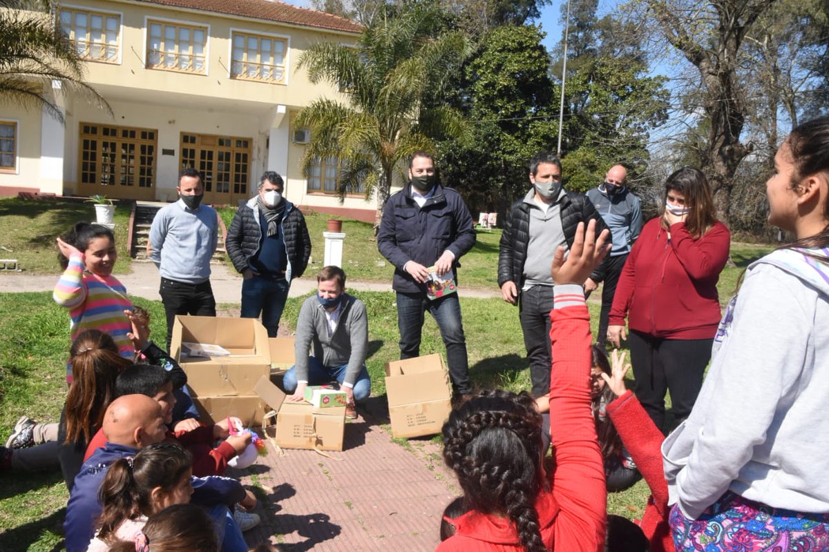 PabloFloresOk's tweet photo. En el Hogar "El Alba" de Ministro Rivadavia, partido de Almirante Brown, compartimos junto a los niños y niñas una tarde de juegos y regalos, junto al compañero intendente @CascallaresPJ https://t.co/DnqzvapgYv
