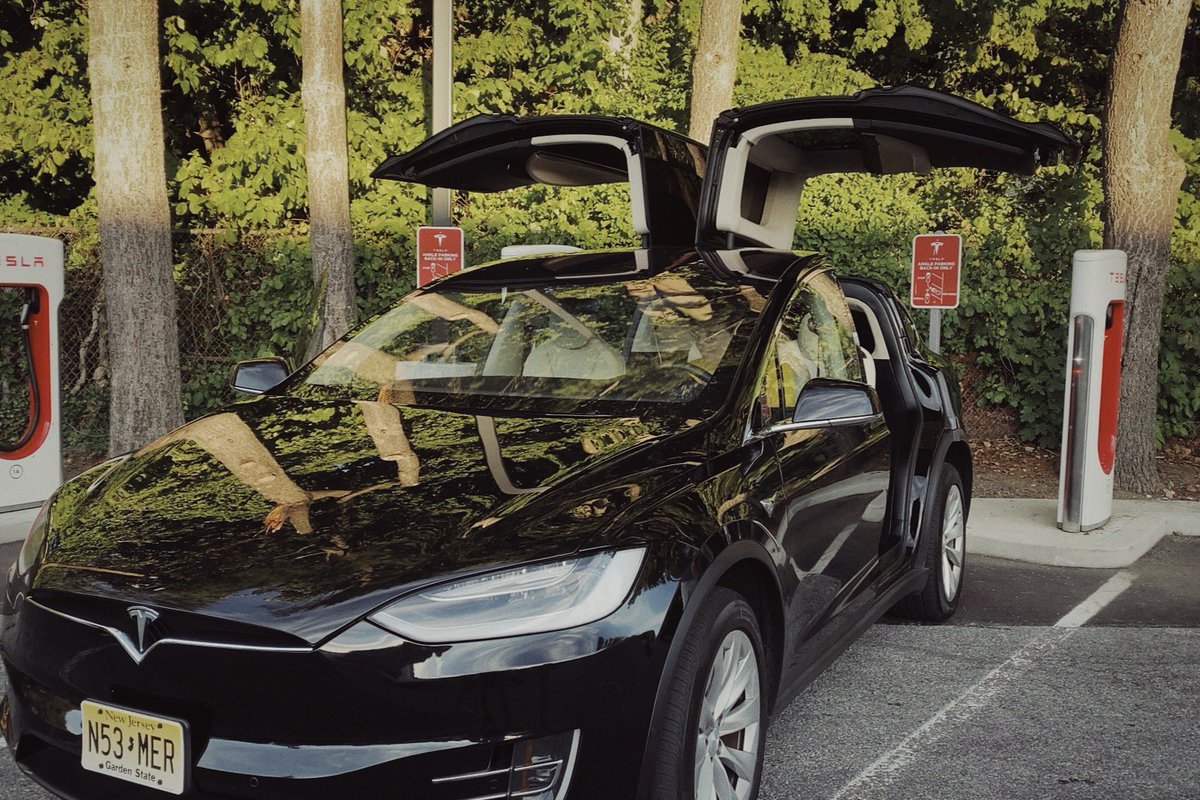 LittleNeedle886's tweet photo. Out of curiosity, my friends and I rented a Tesla for a road trip to Maine. It was all fun and game until we had to charge it for what feels like the hundredth of time. Took us literally 4hrs longer than usual. It was also extremely loud🤷♀️ Never again. #roadtrip #teslareview https://t.co/FMPbITZXgc