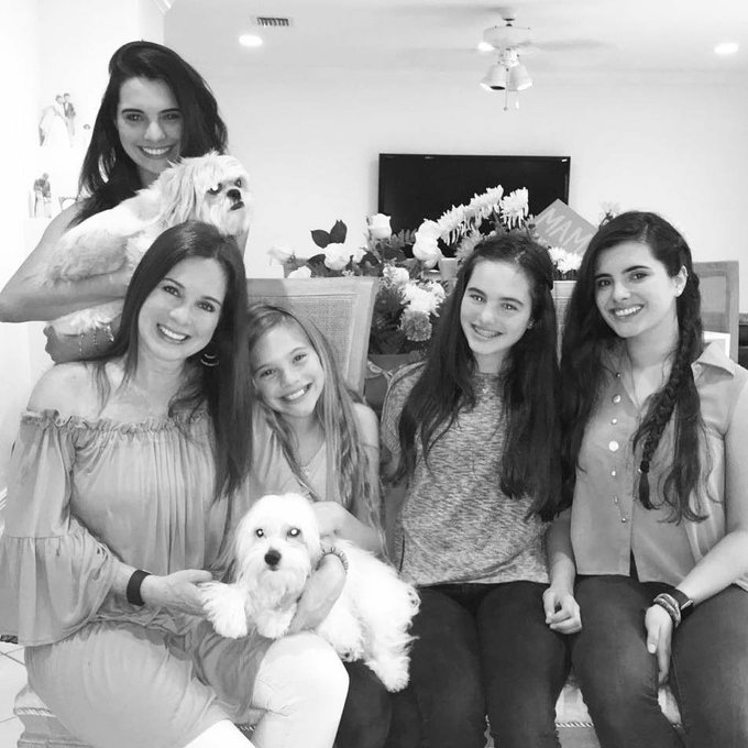 ChrisletChile's tweet photo. FELIZ DIA DEL HERMANO/A 

#ScarletGruber https://t.co/3GJuF7j0Gl