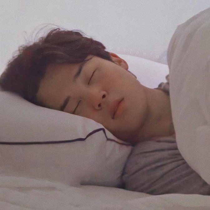 pjendipity's tweet photo. como o jungkook              o que ele vê
dorme                             quando acorda https://t.co/2y5X8XXxa2
