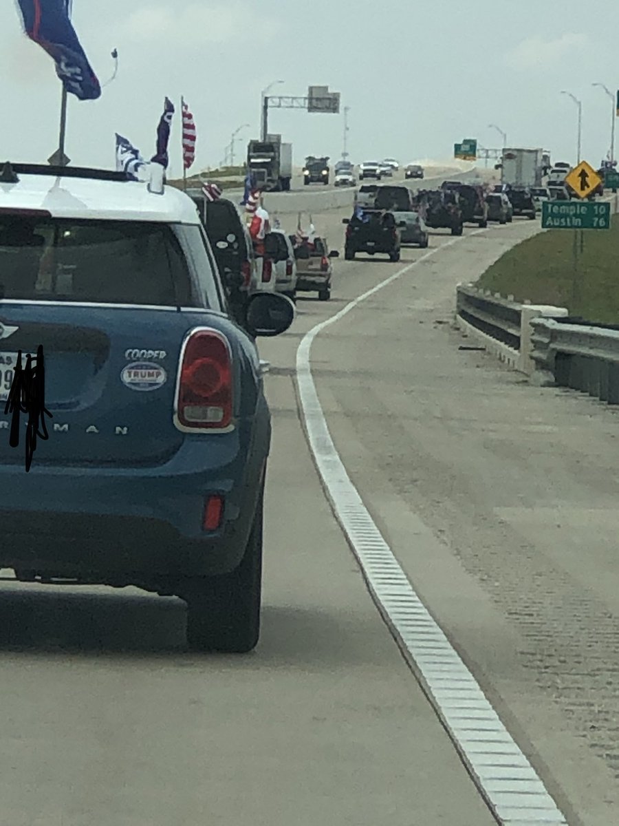 PeppyInDallas's tweet photo. The front part of #MAGADragTheInterstate
The line was 5 miles long. We started no violence, trashed nothing and did not say one bad word. THATS the #TrumpWay ๐บ๐ธ๐บ๐ธ https://t.co/6bsyVXn22u