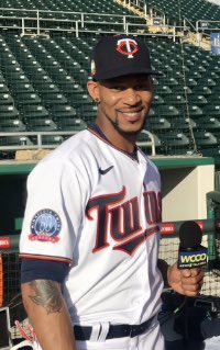 TMNwithVineeta's tweet photo. Bucks Daddy! @OfficialBuck103 deserves a #davefive #twinsfive #winfive #canyoufeelit? #MNTwins @twins @wccoradio https://t.co/Emx02DBIf0
