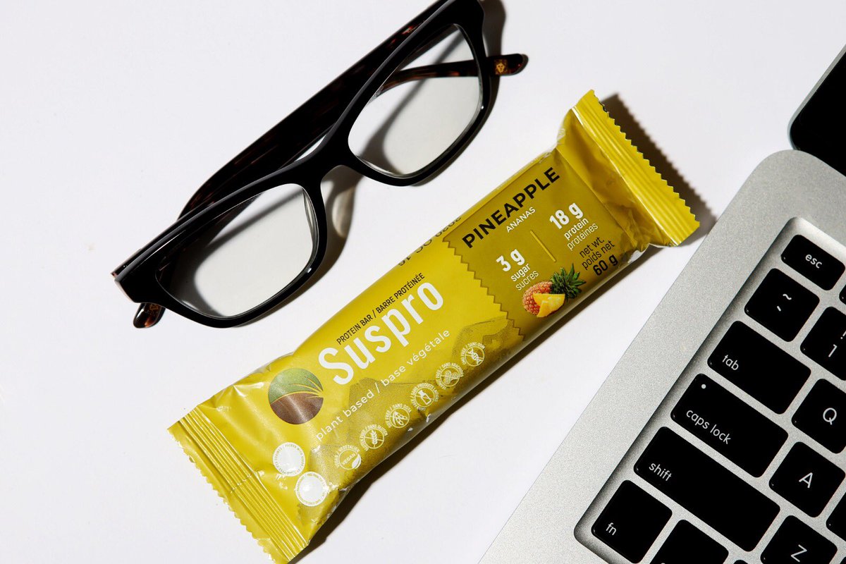 SusproFoods's tweet photo. Take off your glasses, get a break, and eat a snack😋 

Pineapple @susprofoods protein bars contain 18g of protein with 3g sugar. Use promo code “SUSPROBAR25” to receive 25% off all products on our store. Promotion ends on Sept 30💪
#suspro #proteinbar #snackbar #veganfood https://t.co/LLYP2hdqoB