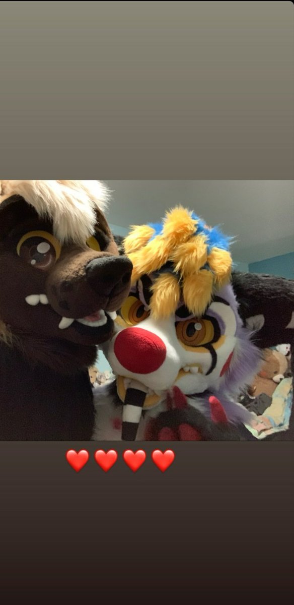 Avixthecreator's tweet photo. This is funny. Crowparade/Crowzperch is in need of money, so she has been desperately trying to sell this furhead for an "apartment down payment". The thing is, these 2 photos are posted within minutes. That's her parent's basement which she lives in for FREE.
Caught! https://t.co/ptrN1rREvy