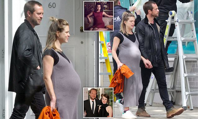 0lala6's tweet photo. she looks terrible and usually pregnant women tend to look luminous. sophie cookson and stephen campbell more are sooooo invisible (-E celeb) that Daily Mail need to mention his ex wife the star +A claire foy to get some attention and clicks lol. losers. https://t.co/bQxwHNysP1