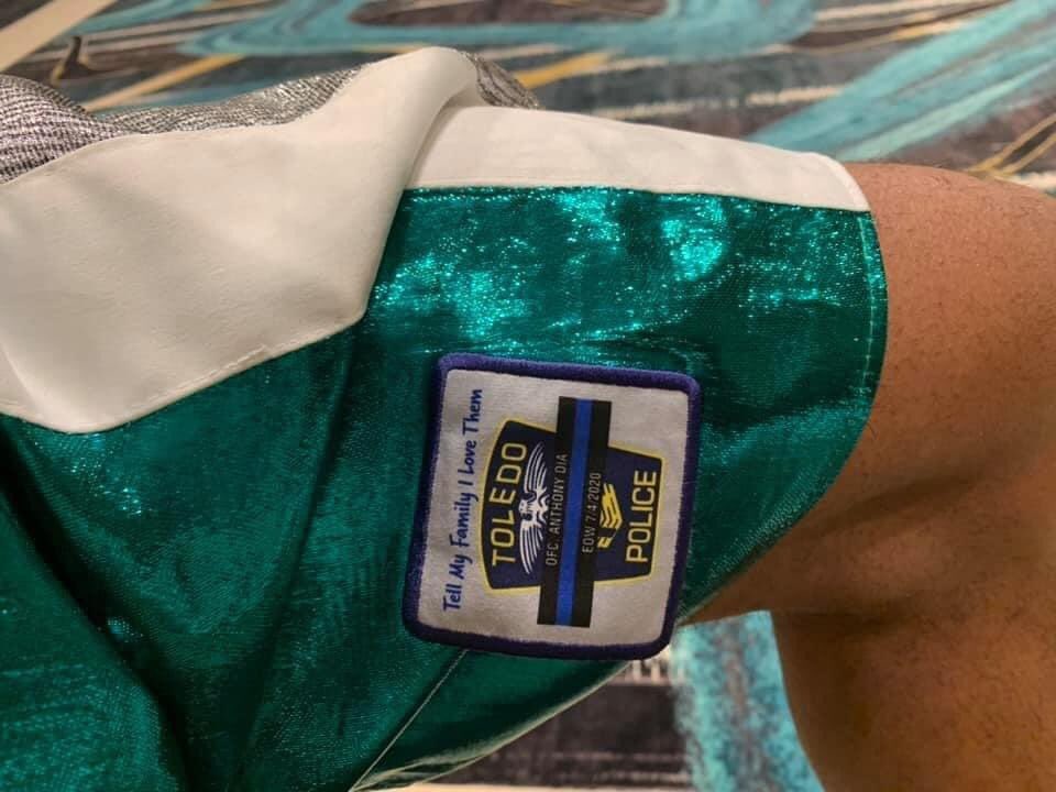 ToledoFire's tweet photo. #ToledoFirefighter | Pro Boxer Dre Ware enters the ring tonight with a little extra motivation in honor of fallen @ToledoPolice Officer Anthony Dia who was killed in the line of duty on July 4, 2020. #thinblueredline #toledofire #toledopolice #tellmyfamilyilovethem https://t.co/zqSeCWnYGm