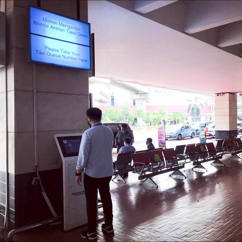 INJairports's tweet photo. #AP2friends ketika kamu sampai di bandara @CGK_AP2, nggak perlu bingung mau naik apa, karena banyak alternatif transportasi umum yang disediakan di @CGK_AP2, salah satunya dengan menggunakan taxi yang berada di terminal 2. https://t.co/OX8nWpPuSu