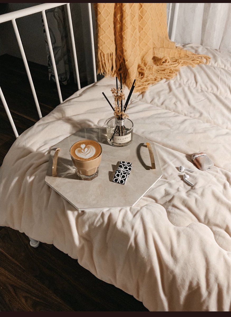 #بعد_منتصف_الليل

وكأن القهوة وسيلة لصُنع البهجة 🤍.