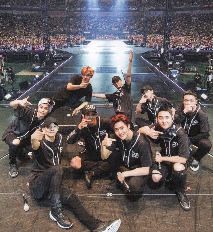 ___BaekchanU's tweet photo. Kalian kangen nggak si,Mereka kumpul lagi,Kangen 9 Peterpan ku berdiri dipanggung yang sama dengan senyum cerah mereka menyapa Halo Exo-L kami juga merindukan kalian!!Kami telah kembali Exo-L😭😭😭
#BRINGBACKKAIBAEKTOEXO 
EXO-L 
#WeAreOneForEXO https://t.co/0CMkagjB9C