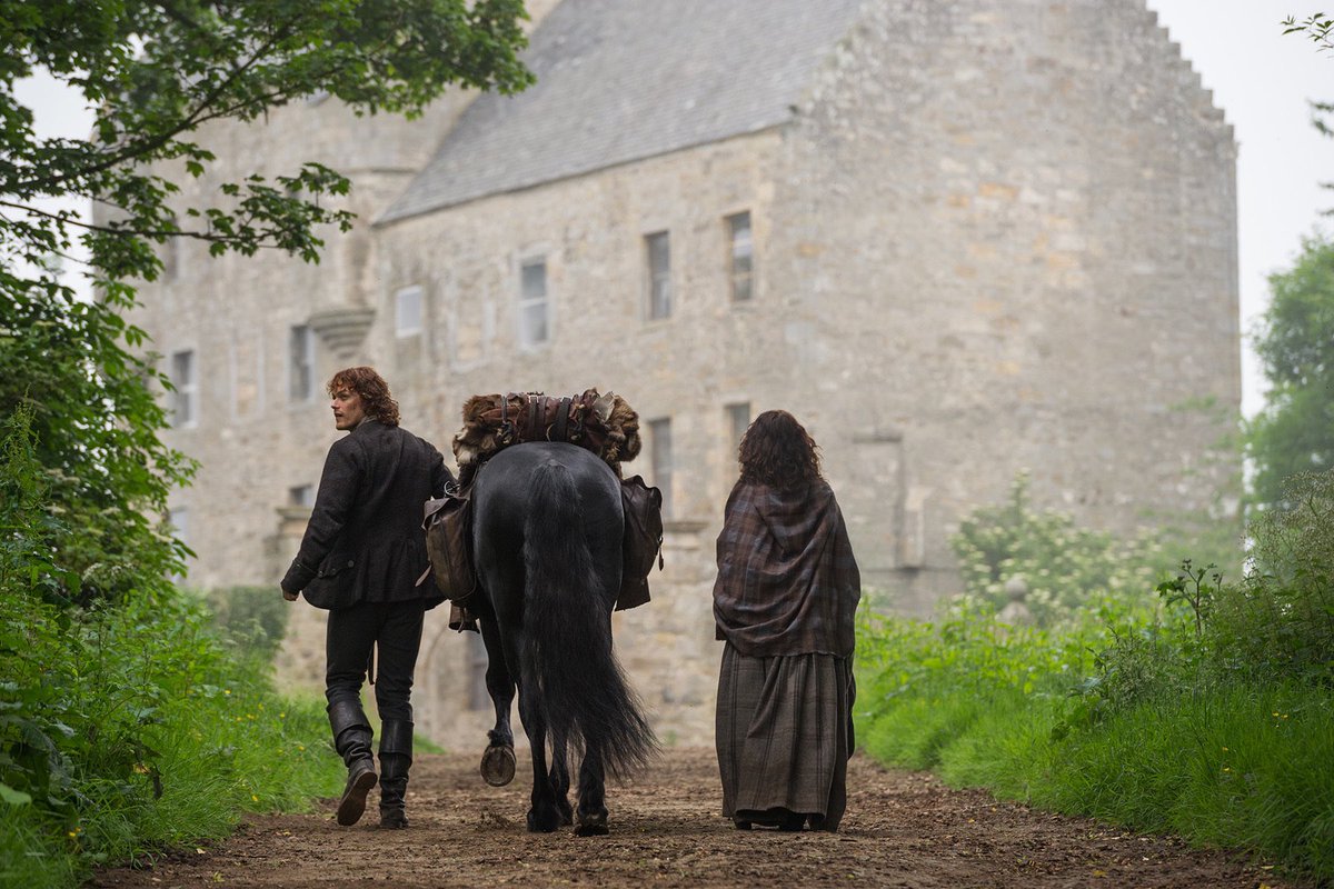 ChaoticOctopus's tweet photo. Two very different arrivals... #OutlanderWeeklyWatchParty #Lallybroch https://t.co/eAbtmqGs7O