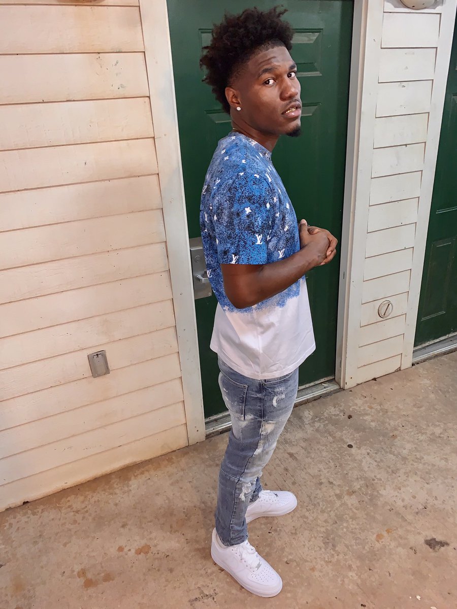 barifolarin's tweet photo. Ion beef w lil boys where ya pops @? 😈 #4evaSolid https://t.co/ApwpQbBvpD