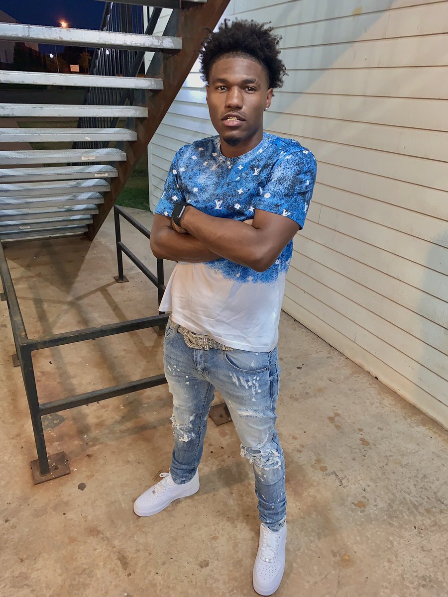 barifolarin's tweet photo. Ion beef w lil boys where ya pops @? 😈 #4evaSolid https://t.co/ApwpQbBvpD
