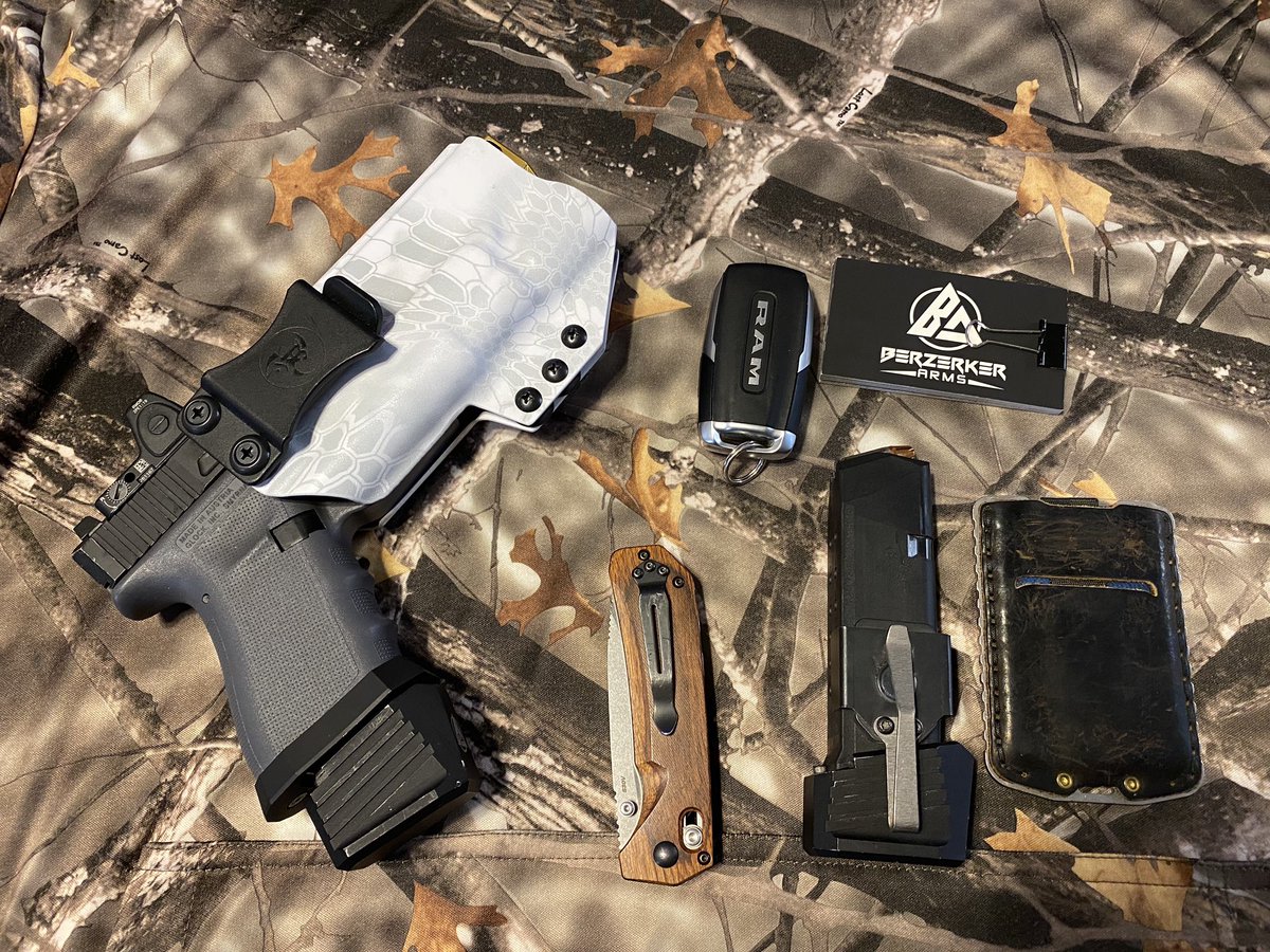 BerzerkerArms's tweet photo. With the months changing and summer coming to an end, it is time to asses our concealed carry needs.  @mdioutdoor offers a poly hoodie to make sure your covered.  You can pick one up on our website. 
.
.
.
#mdioutdoor #berzerkerarms #veteran #smallbusiness  #ccw #lostcamo https://t.co/tlvaCY4g6u