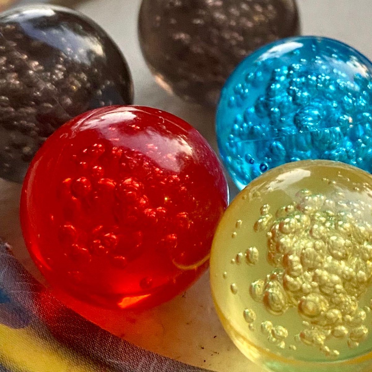 LostGravityGms's tweet photo. Gizmos from @CMONGames is a great way to relax on a Saturday evening. The bubbles in the marbles are mesmerizing when you look closely!
#lostgravitygames #boardgames #games #tabletopgames #gamenight #familygames #gaming #bgg #boardgamegeek #gizmos #cmongames #closeup https://t.co/uGG2GwlFrJ