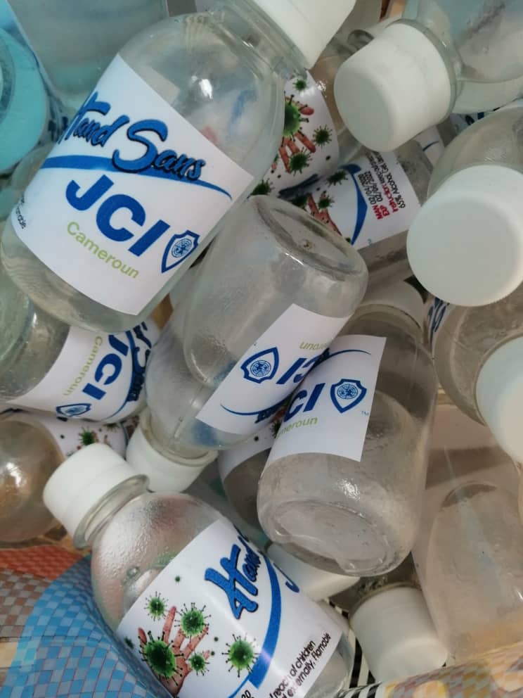 ngangernest's tweet photo. The rains couldn't stop us yesterday in the distribution of Face masks and hand Sanitizers in Bokwai village to the chief and the quarter heads. All these was possible with the help of, JCIBuea Submit, Yali Alumni Association Cameroon and Green Skills Africa.
@USEmbYaounde https://t.co/S9Kv7kr75L