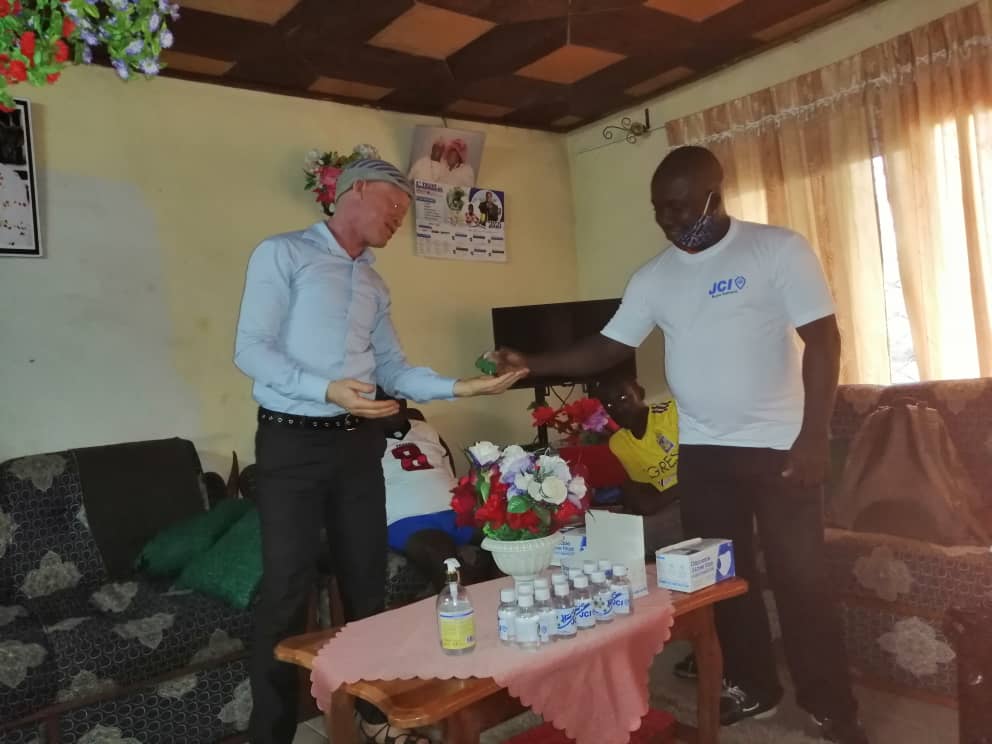 ngangernest's tweet photo. The rains couldn't stop us yesterday in the distribution of Face masks and hand Sanitizers in Bokwai village to the chief and the quarter heads. All these was possible with the help of, JCIBuea Submit, Yali Alumni Association Cameroon and Green Skills Africa.
@USEmbYaounde https://t.co/S9Kv7kr75L