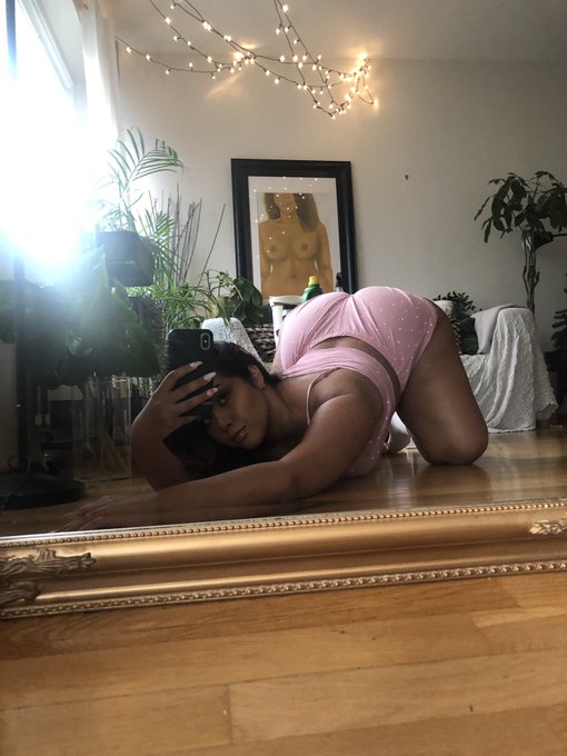 Retweet if you like my new pajamas 🥺 https://t.co/Swz46bkW51<a href="/tag/mvsales"class="tags"><span>#mvsales</span></a>