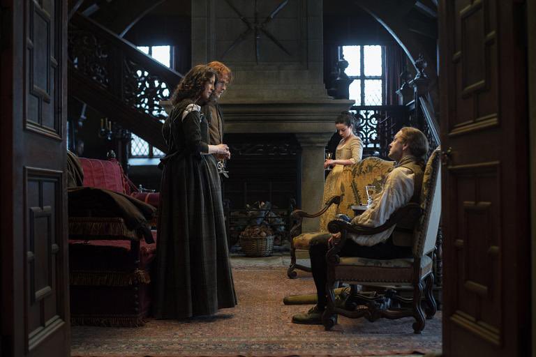 ChaoticOctopus's tweet photo. And... Jamie has the gall to tell Claire to hold her tongue. Like *she’s* the one behaving embarrassingly... 👀 Earth to Jamie: you’re being a prick. Knock it off. Pretty sure even the Fair Letitia would string you up by the bollocks! #OutlanderWeeklyWatchParty #Lallybroch https://t.co/neRYMsMqh2