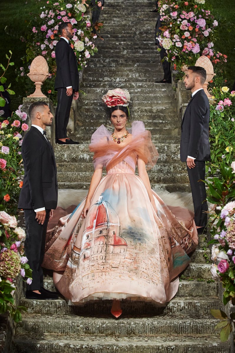 DominicanaModa's tweet photo. Dolce &amp; Gabbana presentó en  Florencia, durante tres días, sus colecciones de lujo Alta joyería, Alta Sartoria y Alta Moda promovieron lo hecho a mano, y cediendo el protagonismo del evento a la artesanía y al talento de los jóvenes artesanos que residen en Italia. https://t.co/1LHWGX2yna