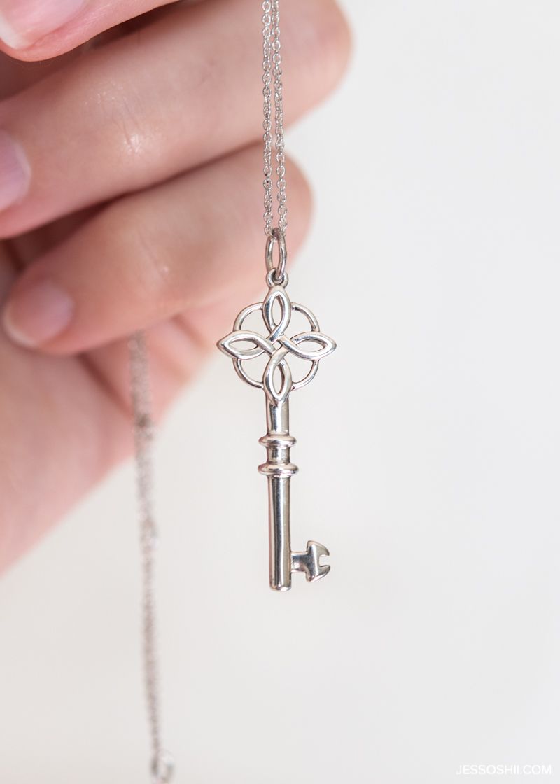 Jessoshii's tweet photo. 4 Quick &amp; Easy Ways to Clean #Jewelry At Home 
https://t.co/dXjKcvBoP8 https://t.co/faLWTaAbRH