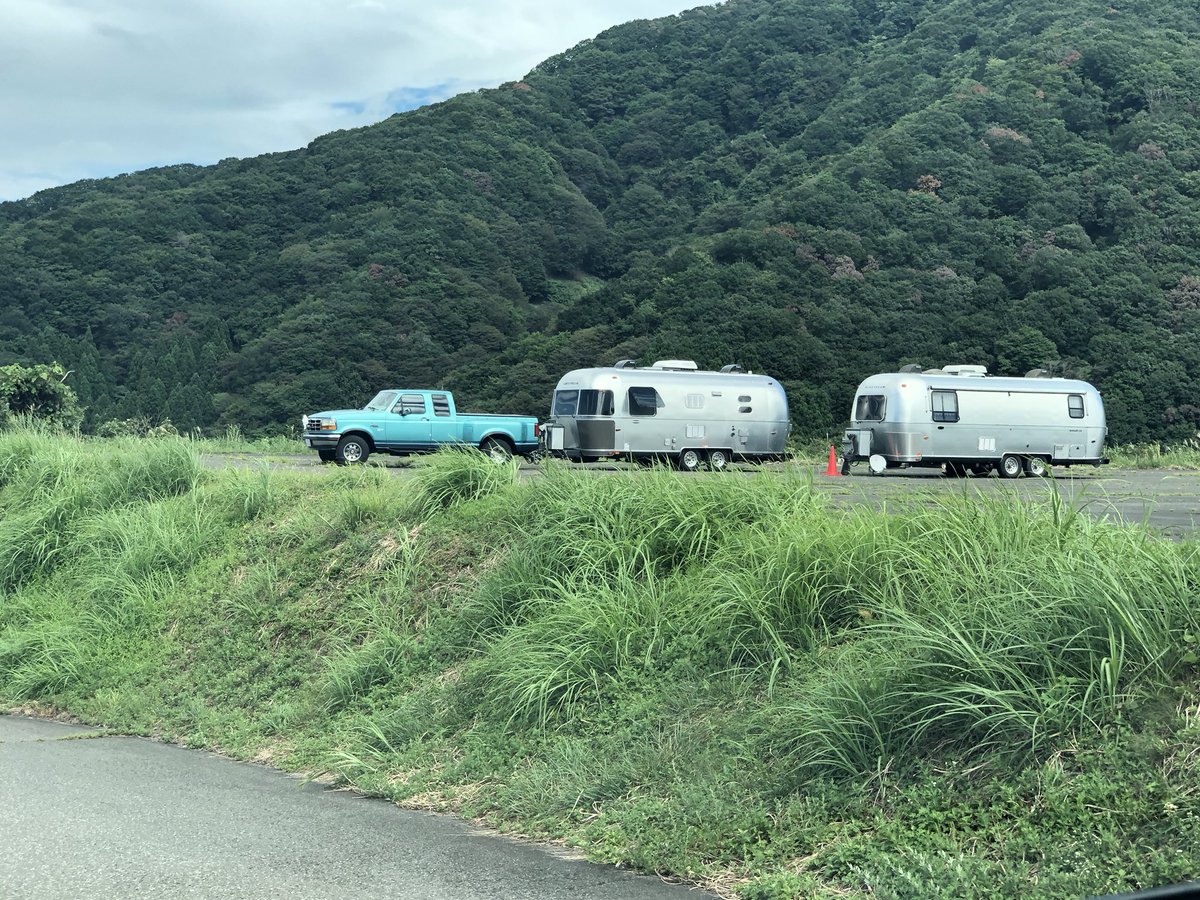 randaeda1's tweet photo. やべぇーーーーエアストリームが二台すんげぇーかっこいい😂
オーナーさん勝手に盗撮すみません。
#アメ車
#エアストリーム
#牽引
#初めてみた https://t.co/1wKsQSOwDw